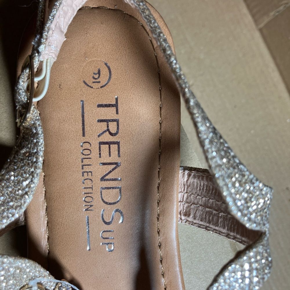 New in the box, Trends Up Collection jeweled sandals, size 9 - Picture 4 of 4